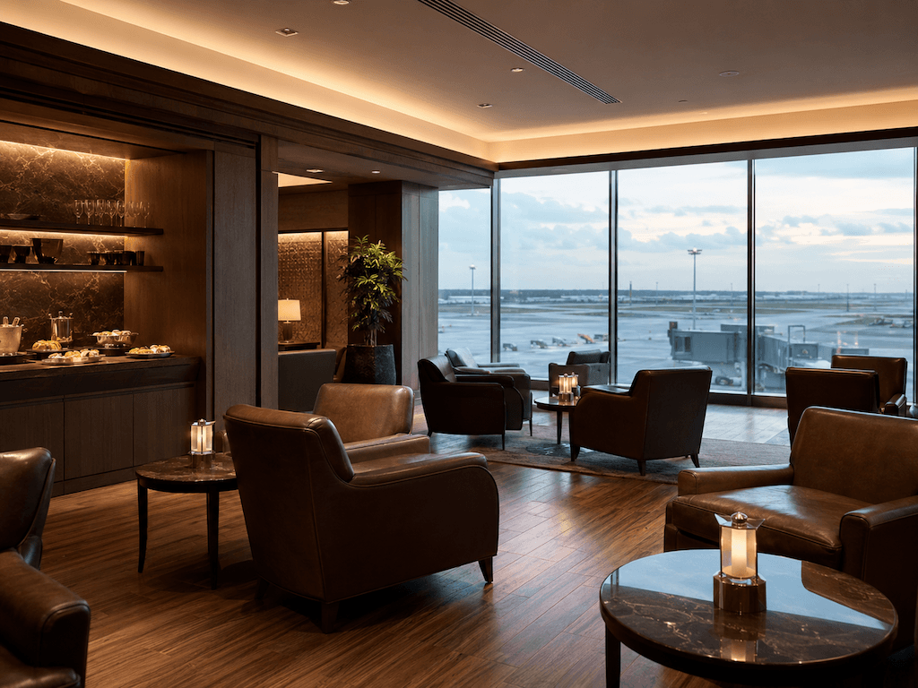 Ruhige Flughafen-Lounge mit Blick auf das Vorfeld