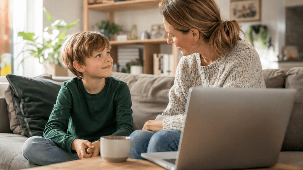 Mutter und Kind sitzen zu Hause mit einem Laptop und sprechen miteinander — Begleitung auf Deutsch, im Ausland oft online (KI-generiert) (KI-generiert)