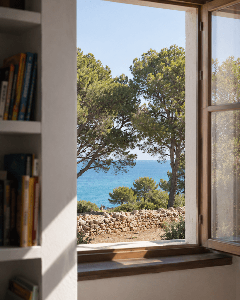 Mediterranes Kinderzimmerfenster mit Pinien (KI-generiert)