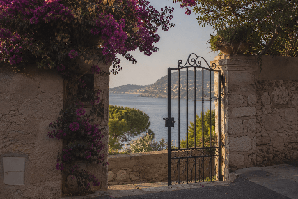 Schmiedeeisernes Gartentor mit Bougainvillea, Blick aufs Mittelmeer am Cap Ferrat