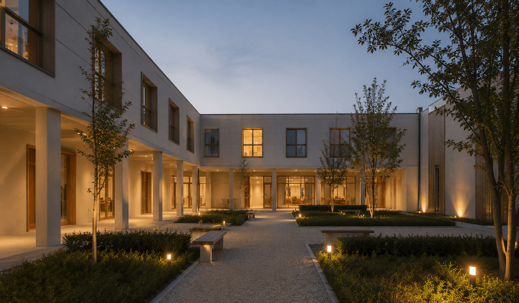 Internat-Innenhof am Abend