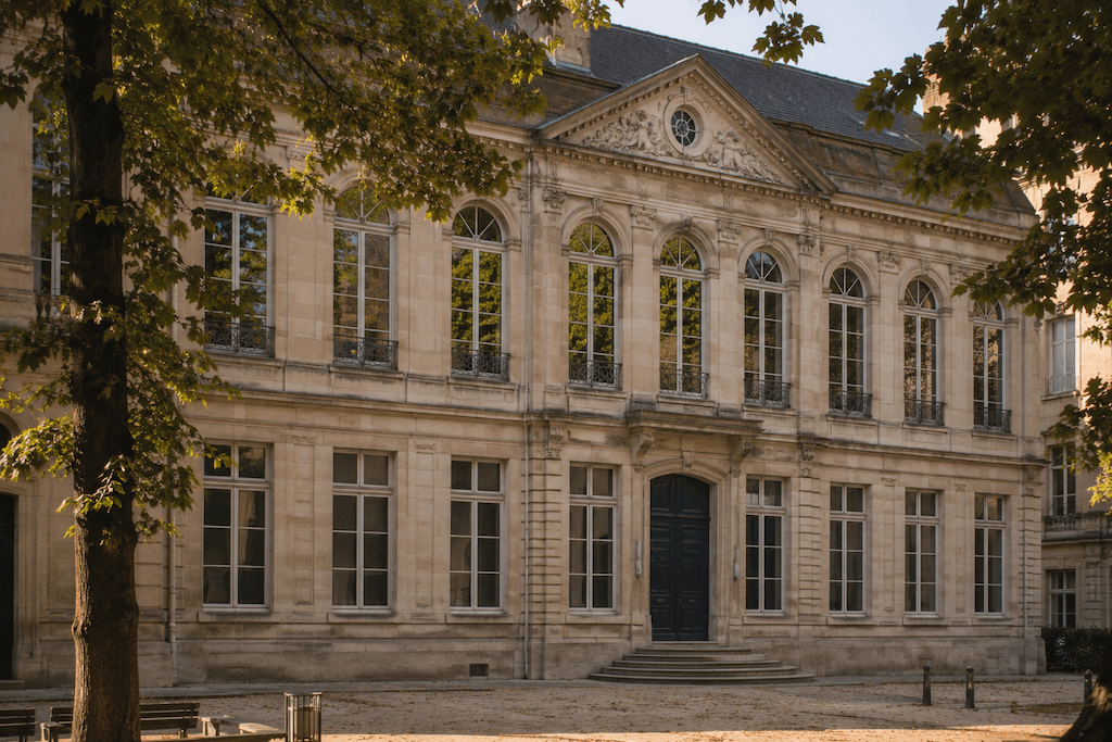 Klassizistische Lycée-Fassade in Paris mit hohen Rundbogenfenstern